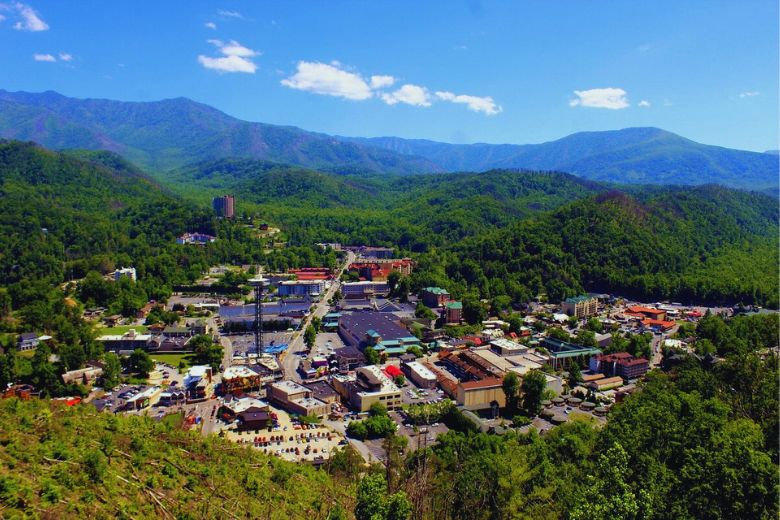 6 Romantic Ideas for Your Gatlinburg Honeymoon